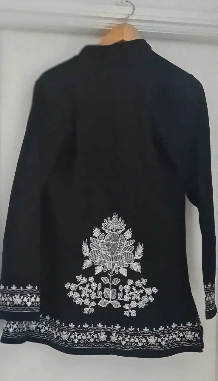 Chaqueta negra bordada para mujer - 2