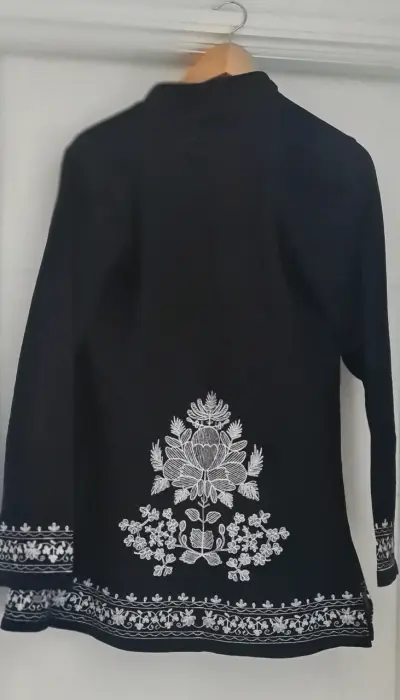 Chaqueta negra bordada para mujer - miniatura 2