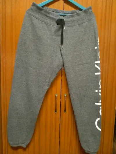 Pantalones deportivos Calvin Klein talla L - miniatura 1