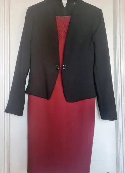 Vestido rojo con blazer negro elegante - miniatura 1