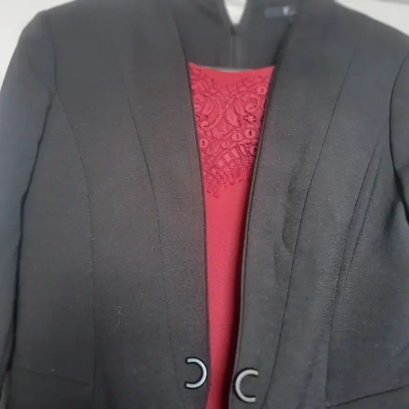 Vestido rojo con blazer negro elegante - 2