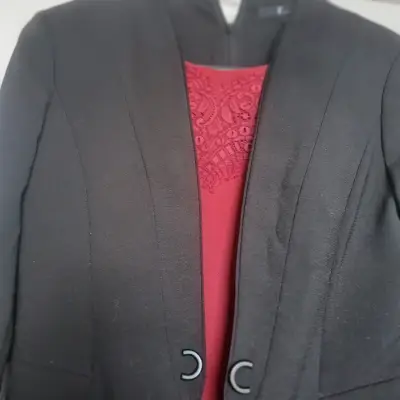 Vestido rojo con blazer negro elegante - miniatura 2