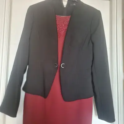 Vestido rojo con blazer negro elegante - miniatura 3