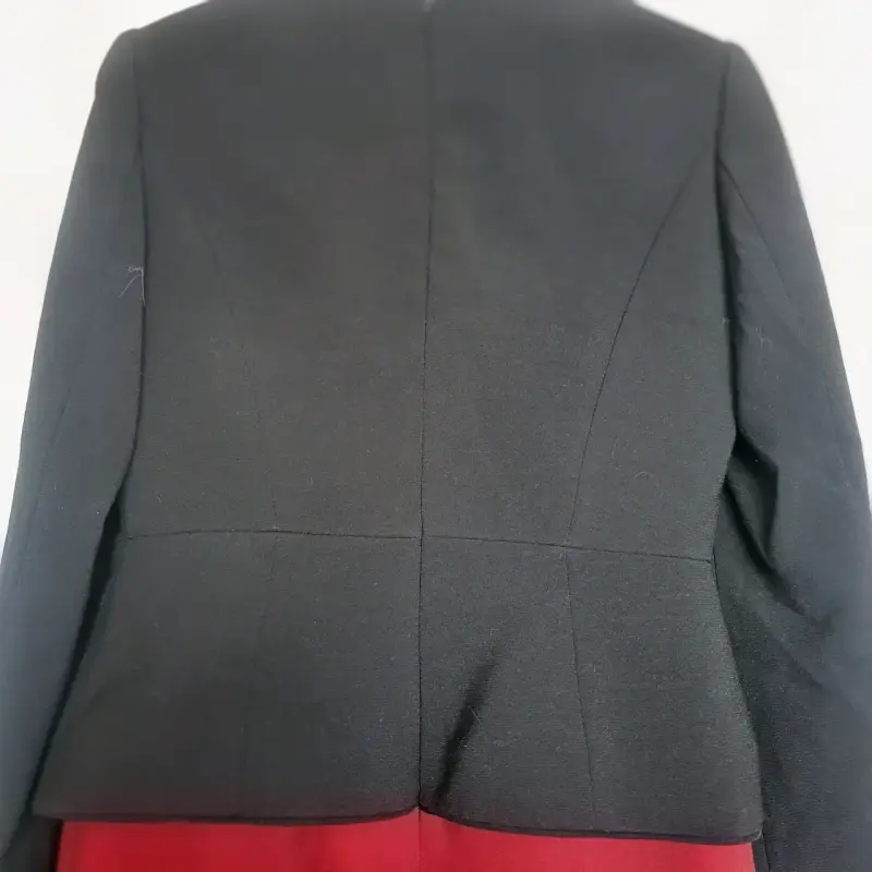 Vestido rojo con blazer negro elegante - 4