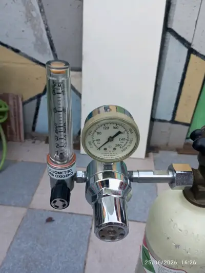 Regulador de oxígeno con manómetro - miniatura 1