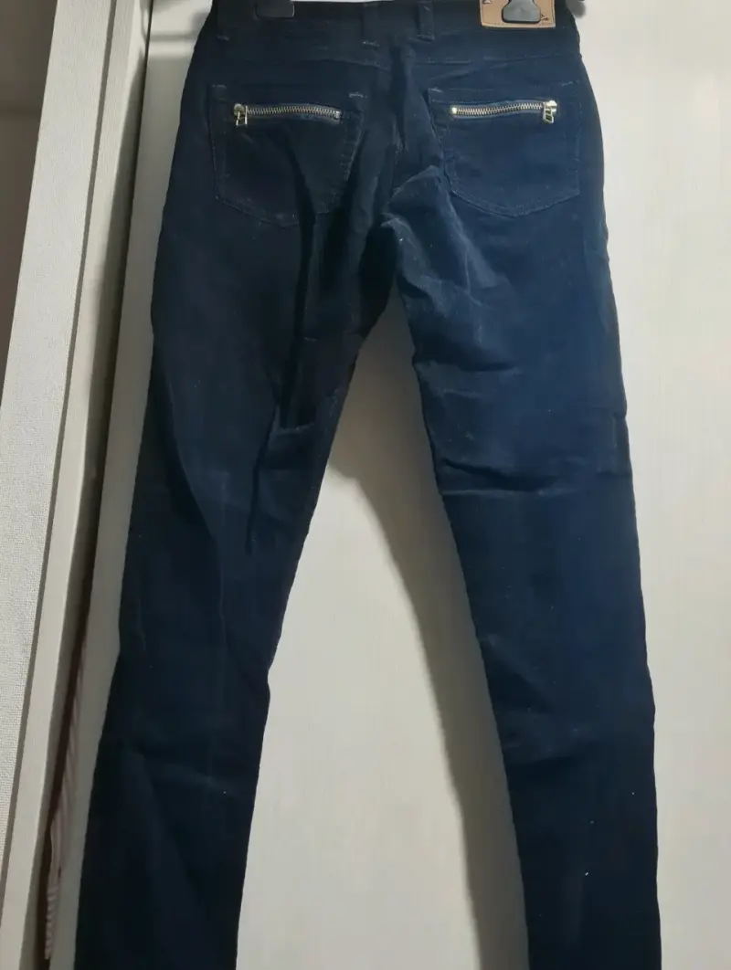 Jeans azul oscuro con cierres metálicos