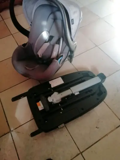Silla de auto para bebé con base Isofix - miniatura 1