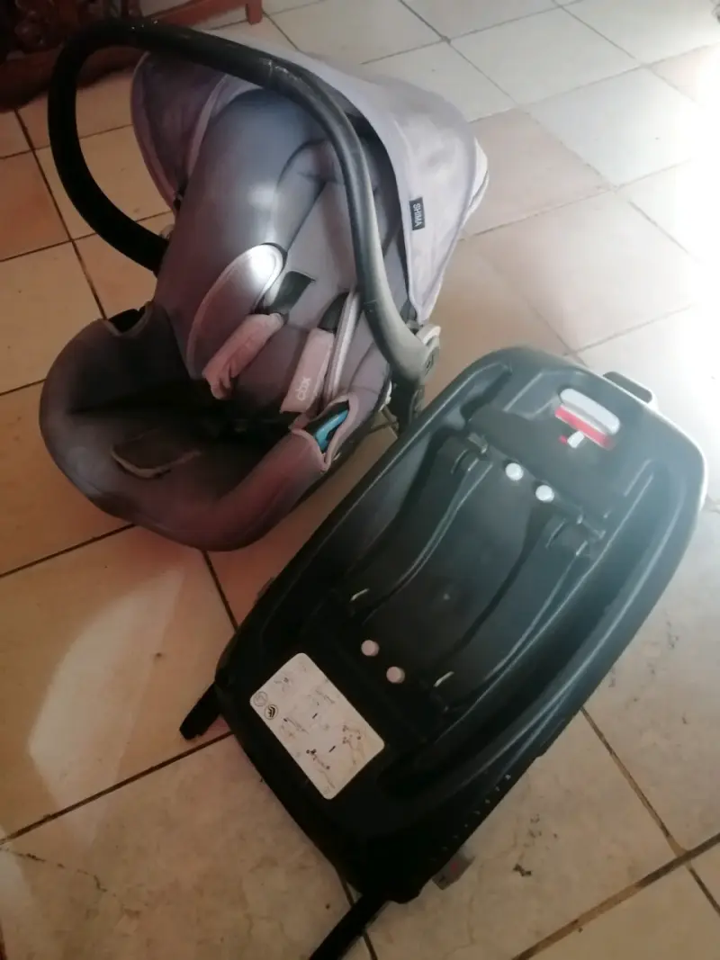 Silla de auto para bebé con base Isofix - 2