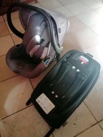 Silla de auto para bebé con base Isofix - miniatura 2