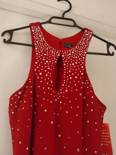 Vestido rojo con detalles brillantes - miniatura 1