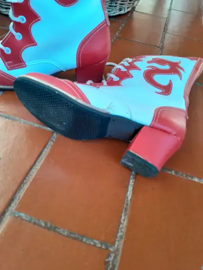 Botas de cuero rojas y blancas con tacón - miniatura 1