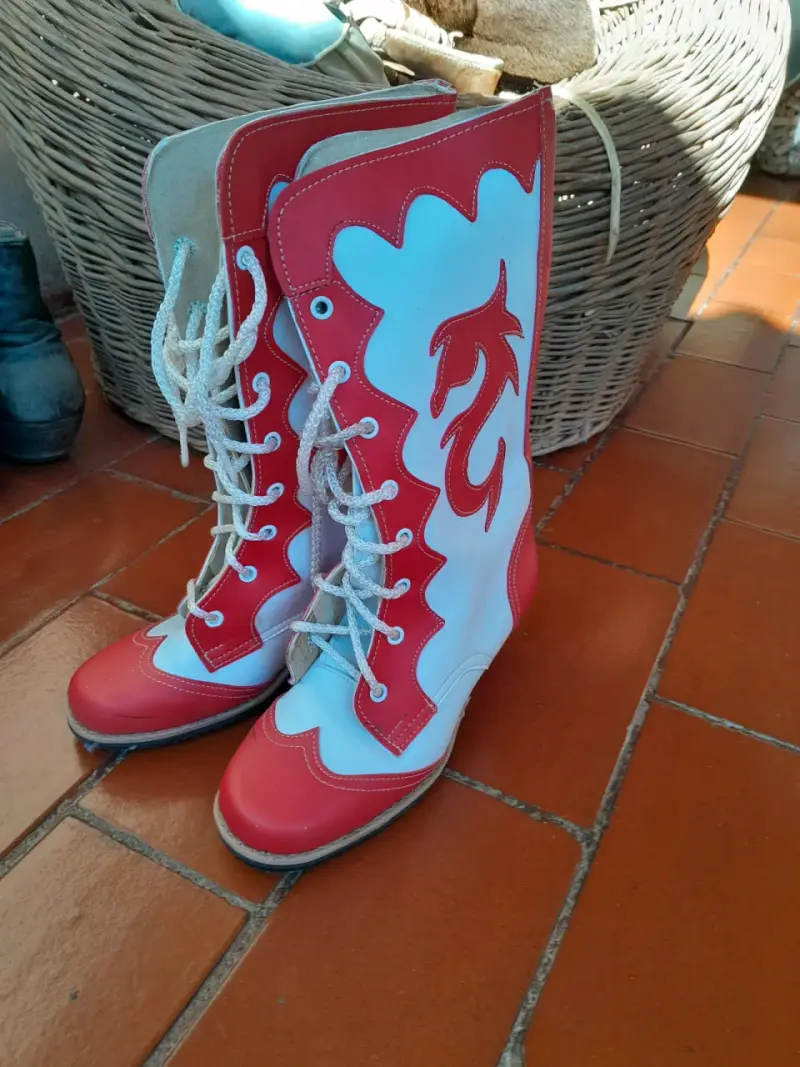 Botas de cuero rojas y blancas con tacón - 3