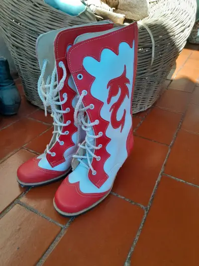 Botas de cuero rojas y blancas con tacón - miniatura 3