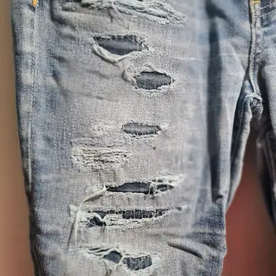 Jeans desgastados de mezclilla azul - miniatura 3