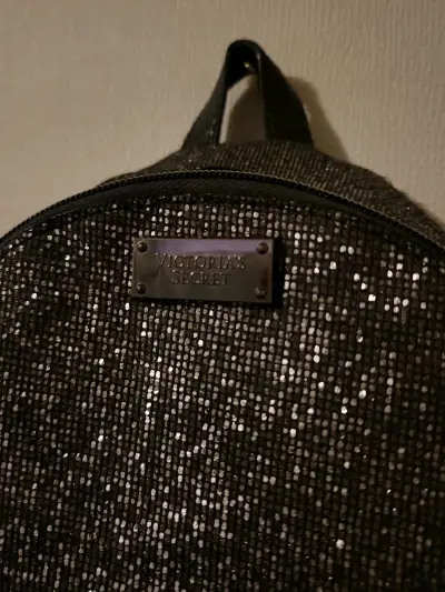 Mochila brillante Victoria's Secret negra - miniatura 3