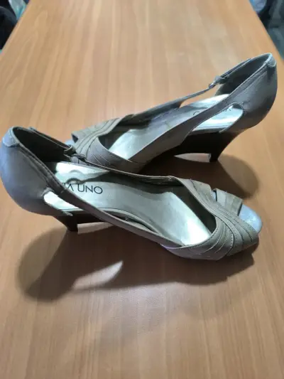 Zapatos de tacón alto color beige - miniatura 1