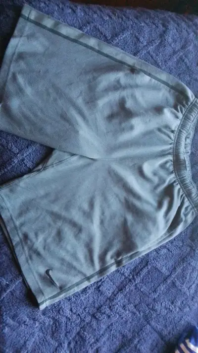 Shorts deportivos Nike grises para hombre - miniatura 1