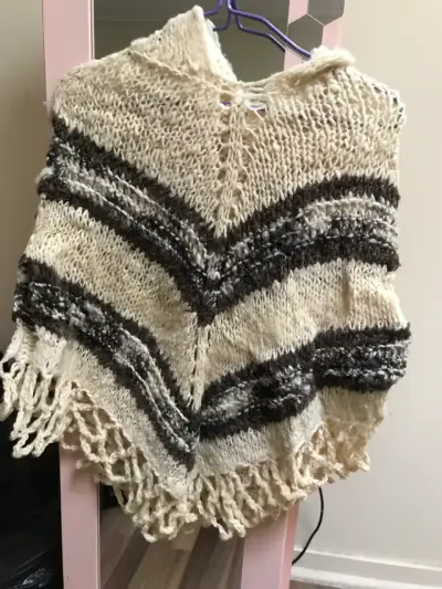 Poncho tejido a mano. - miniatura 1