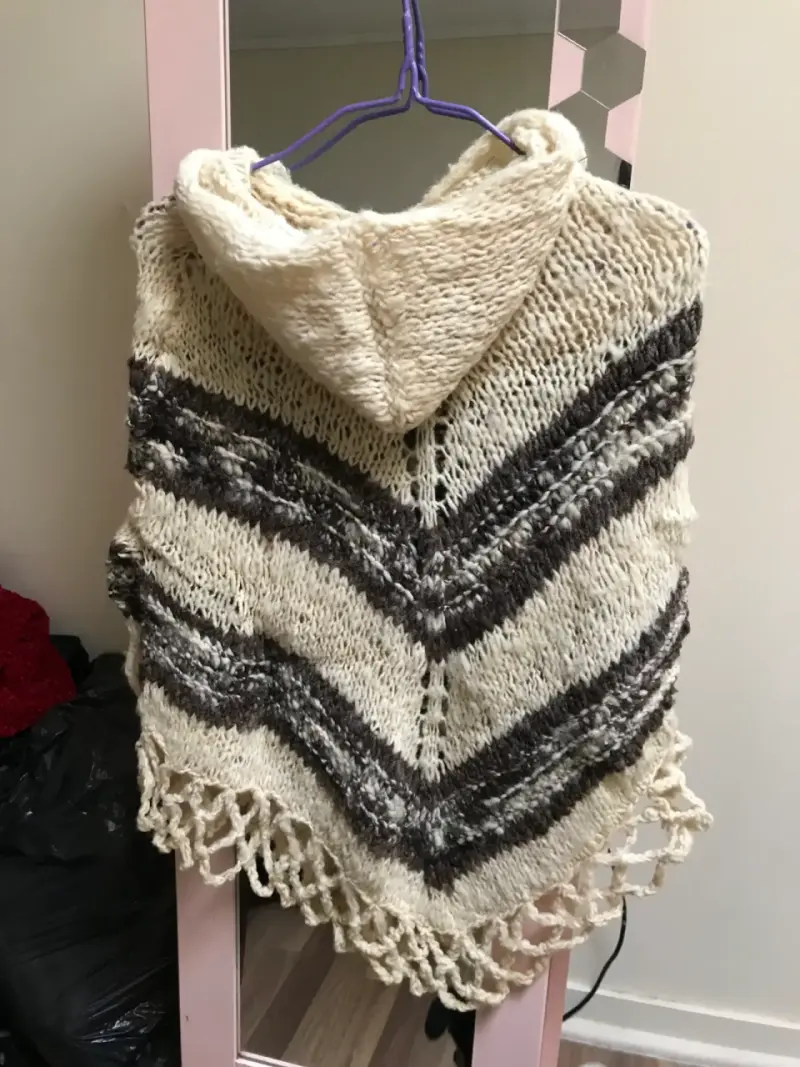Poncho tejido a mano. - 2