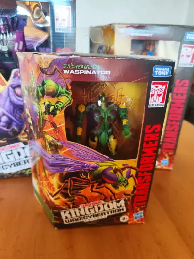 Figura Transformers Waspinator Kingdom - miniatura 1
