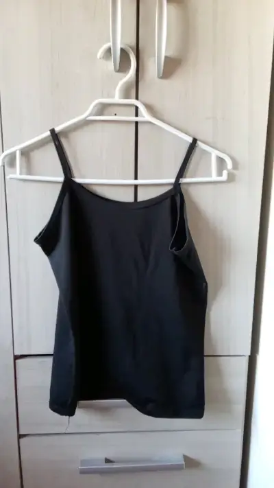 Polera negra de tirantes para mujer - miniatura 3