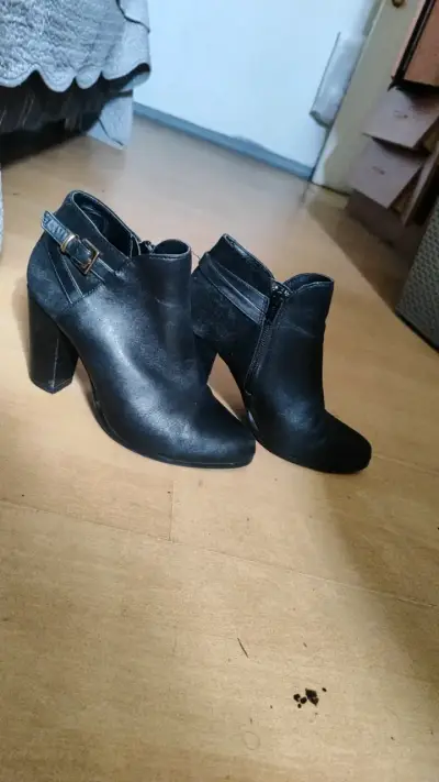 Botines negros de tacón alto con hebilla - miniatura 1