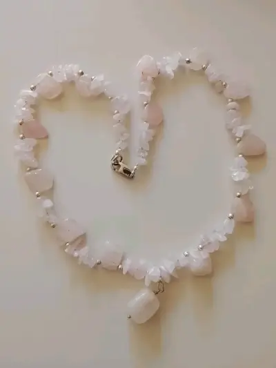 Collar de cuarzo rosa y blanco elegante - miniatura 1