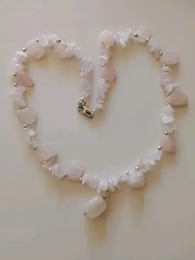 Collar de cuarzo rosa y blanco elegante - miniatura 2