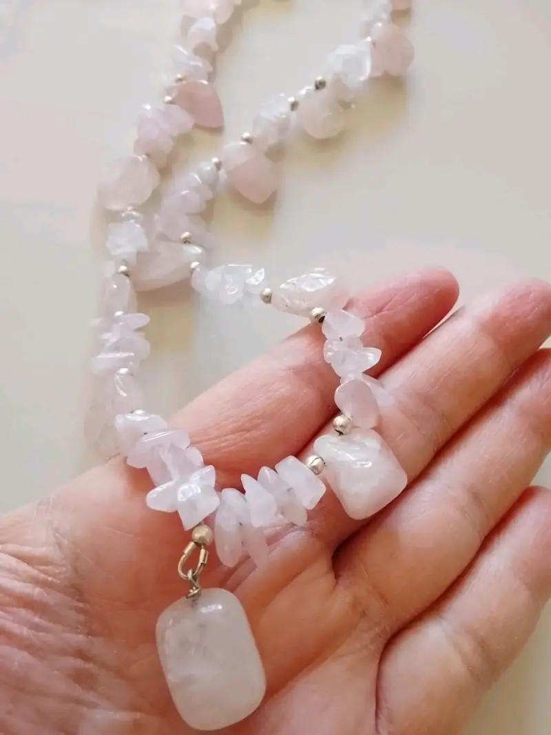 Collar de cuarzo rosa y blanco elegante - 5