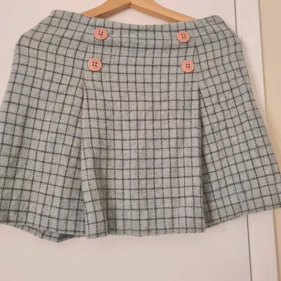 Falda a cuadros gris con botones decorativos - miniatura 1
