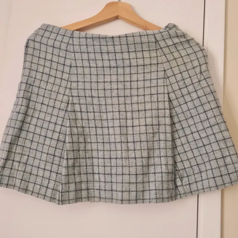 Falda a cuadros gris con botones decorativos - 2