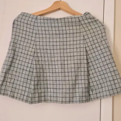 Falda a cuadros gris con botones decorativos - miniatura 2