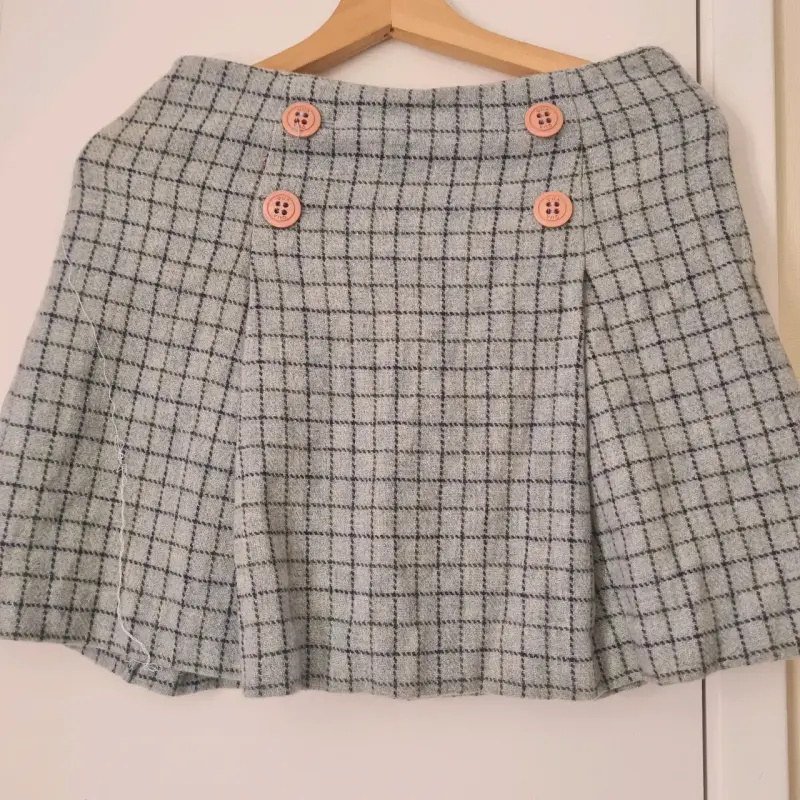 Falda a cuadros gris con botones decorativos - 3