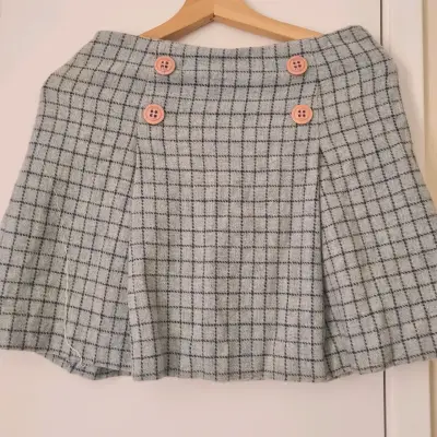 Falda a cuadros gris con botones decorativos - miniatura 3