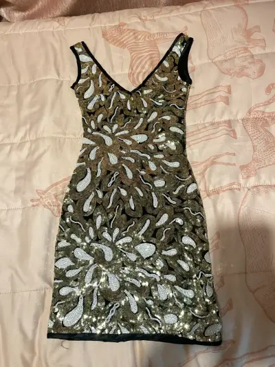 Vestido corto de lentejuelas - miniatura 3