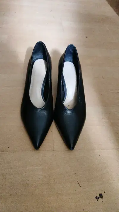Zapatos de tacón negros elegantes - miniatura 1