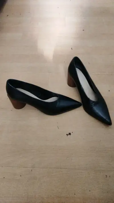 Zapatos de tacón negros elegantes - miniatura 2