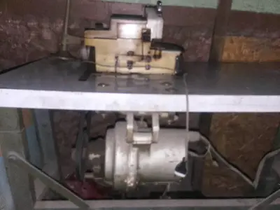 Máquina de coser tela industrial antigua - miniatura 1