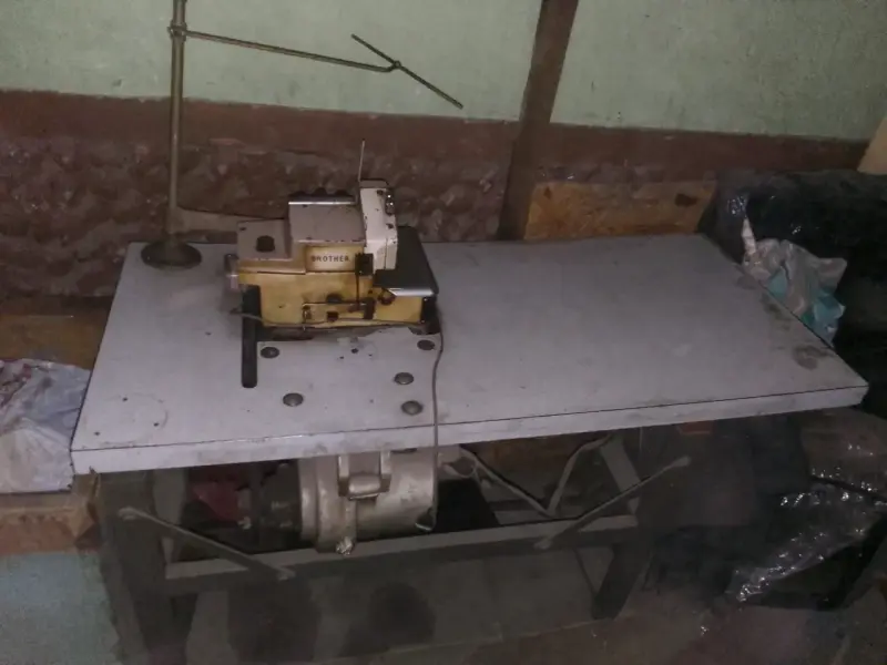 Máquina de coser tela industrial antigua - 2