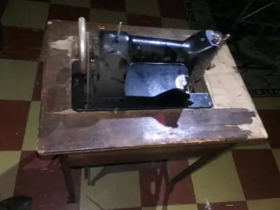 Máquina de coser antigua con mesa de madera - miniatura 1