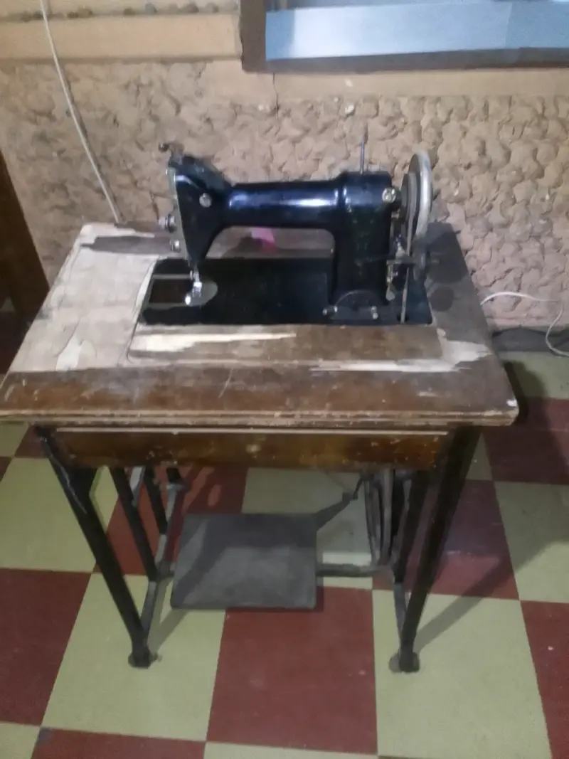 Máquina de coser antigua con mesa de madera - 2