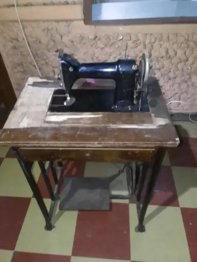 Máquina de coser antigua con mesa de madera - miniatura 2