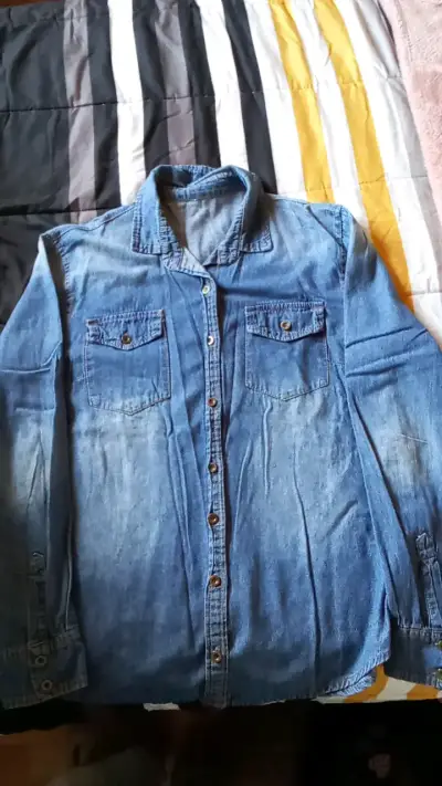 Camisa de mezclilla azul, talla aproximada M/L - miniatura 1