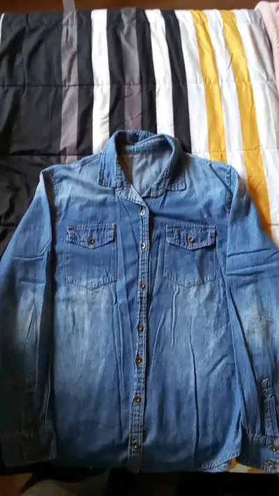 Camisa de mezclilla azul, talla aproximada M/L - miniatura 2