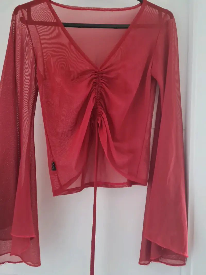 Blusa roja transparente con mangas acampanadas
