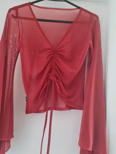 Blusa roja transparente con mangas acampanadas - miniatura 2