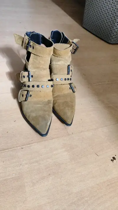 Botines de gamuza con hebillas y tachas - miniatura 1