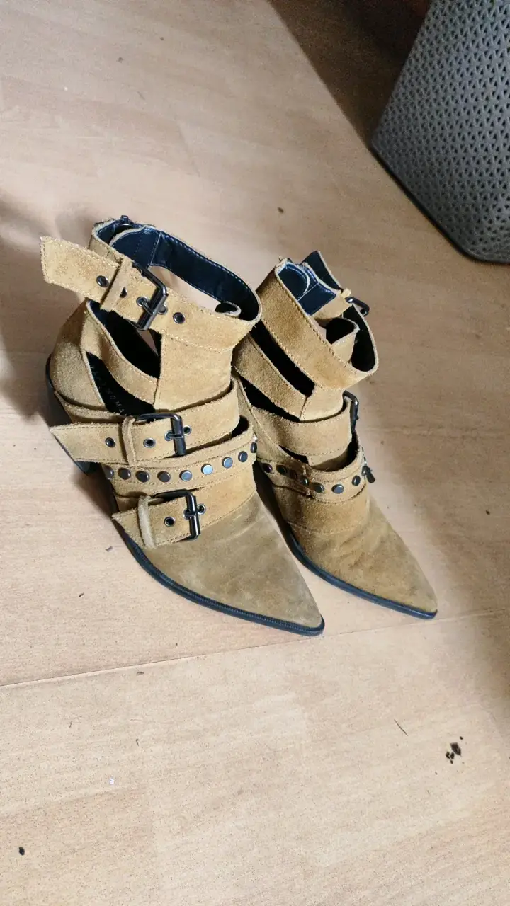 Botines de gamuza con hebillas y tachas - 2