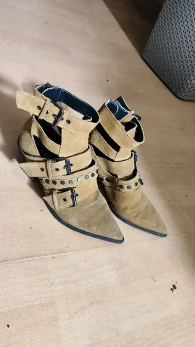 Botines de gamuza con hebillas y tachas - miniatura 2