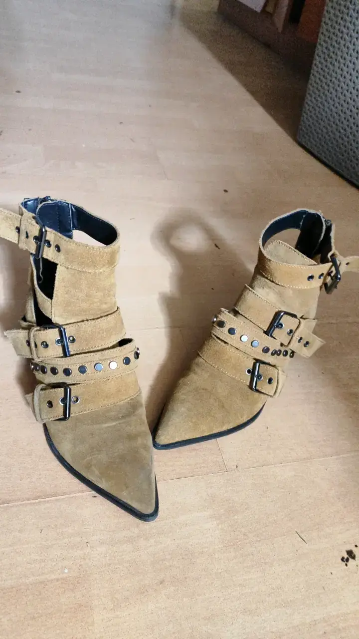 Botines de gamuza con hebillas y tachas - 3